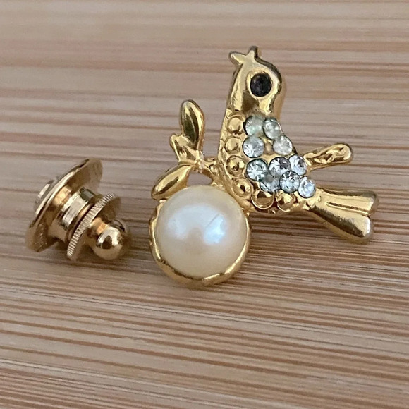 Avon Gold Twist Back Rhinestone And Pearl Bird Brooch Pin - Picture 12 of 12
